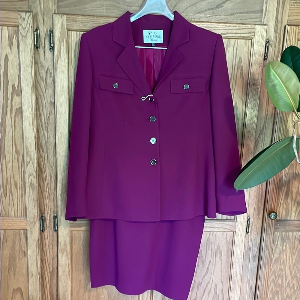LeSuit Petite Maroon 2 piece suit. Fully lined. Dry cleaned